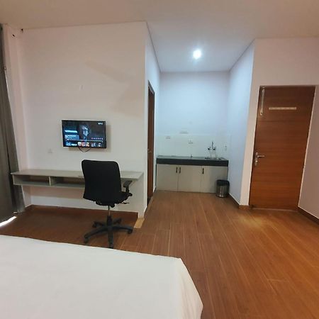 Mallenzo Suites Dlf Phase 1 Гургаон Екстериор снимка