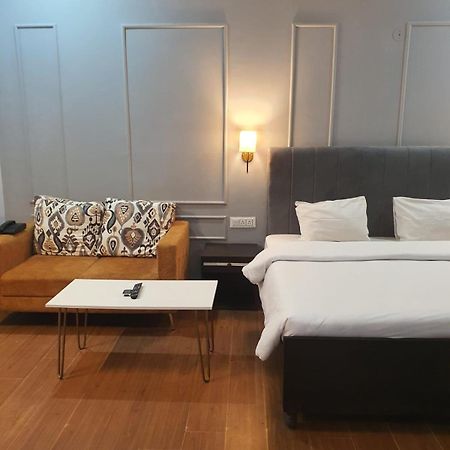 Mallenzo Suites Dlf Phase 1 Гургаон Екстериор снимка