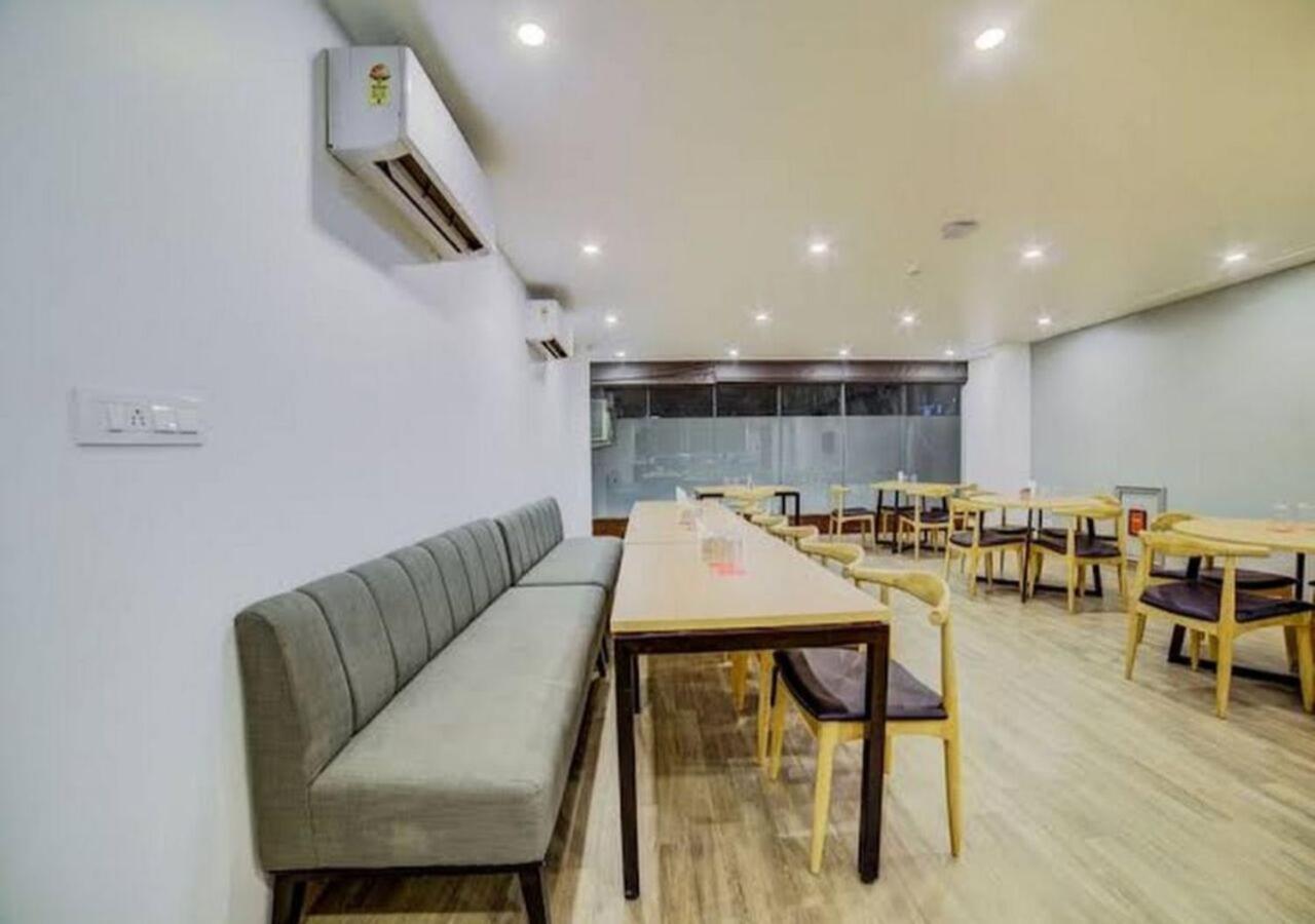 Mallenzo Suites Dlf Phase 1 Гургаон Екстериор снимка