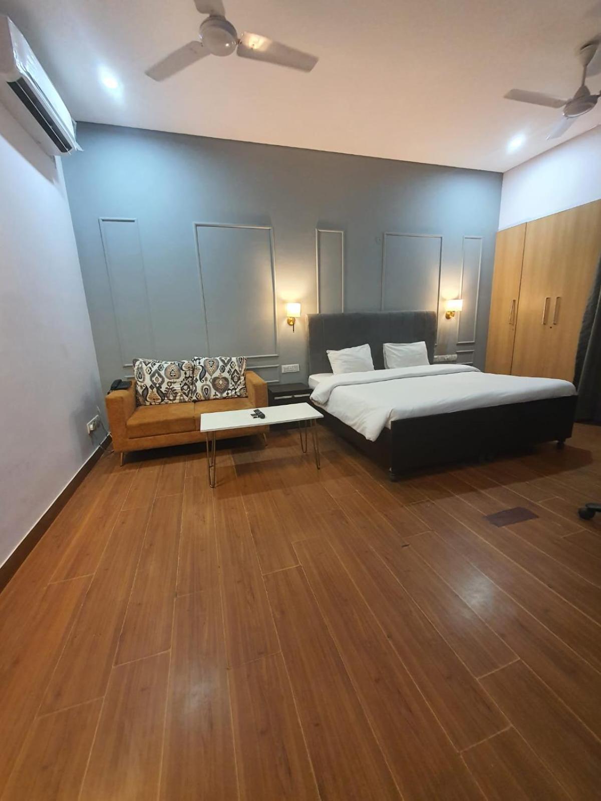 Mallenzo Suites Dlf Phase 1 Гургаон Екстериор снимка