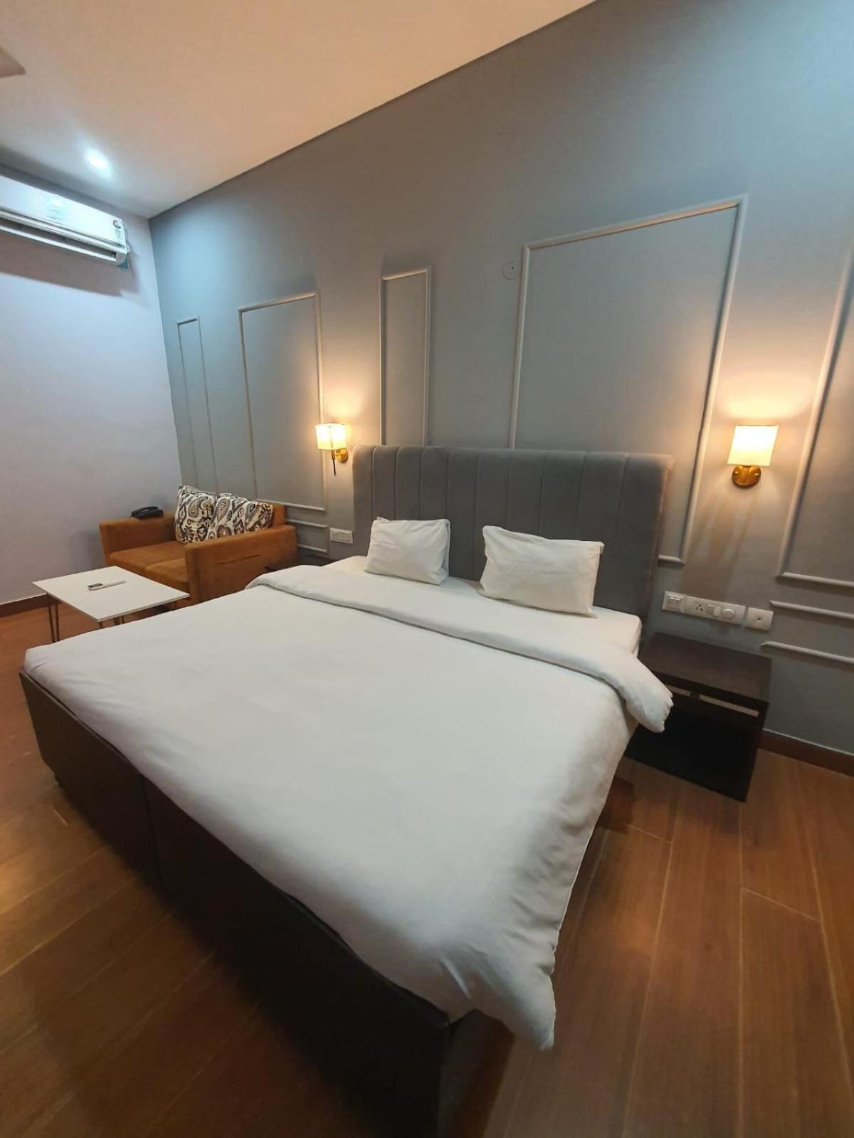 Mallenzo Suites Dlf Phase 1 Гургаон Екстериор снимка