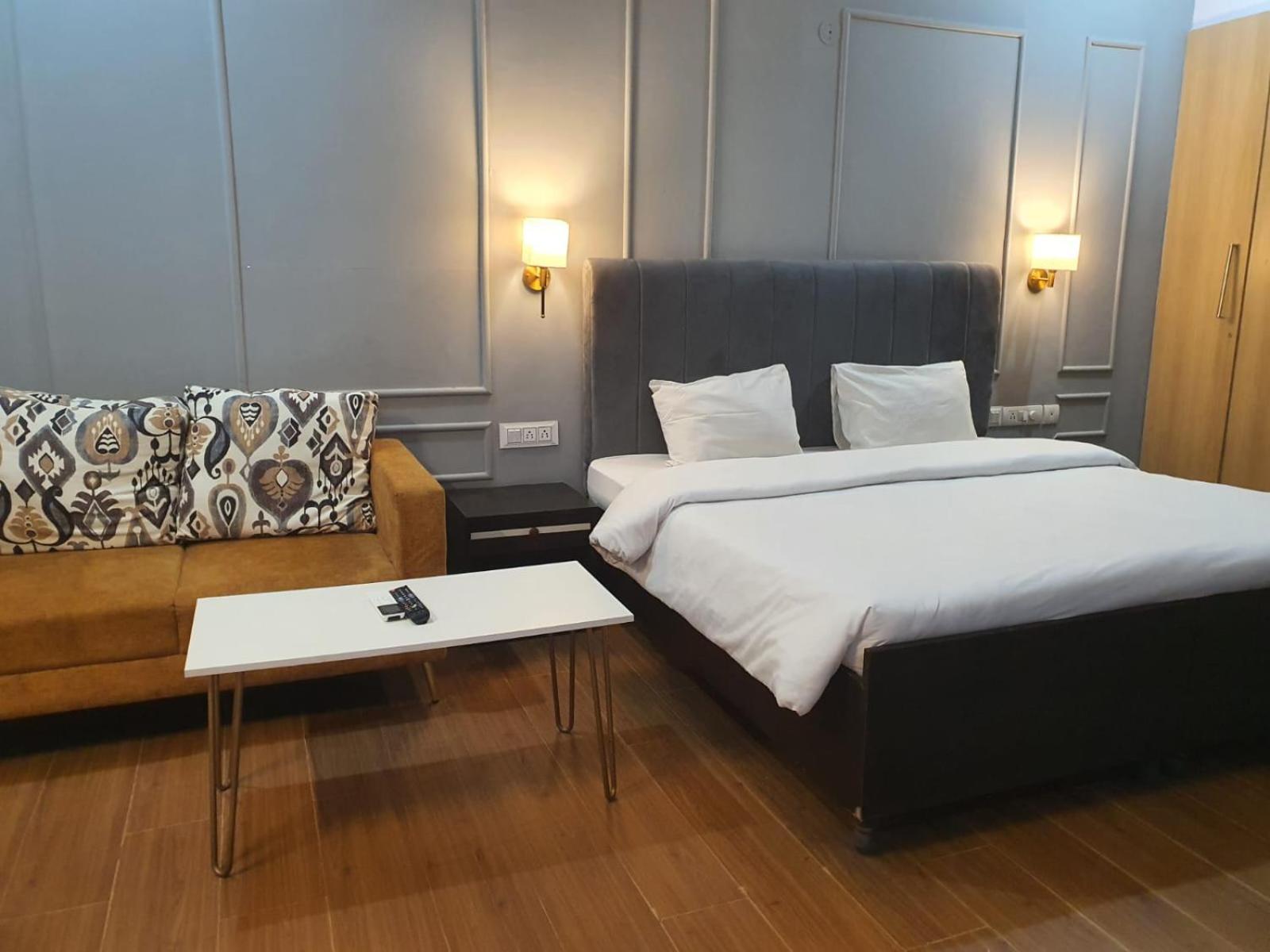 Mallenzo Suites Dlf Phase 1 Гургаон Екстериор снимка