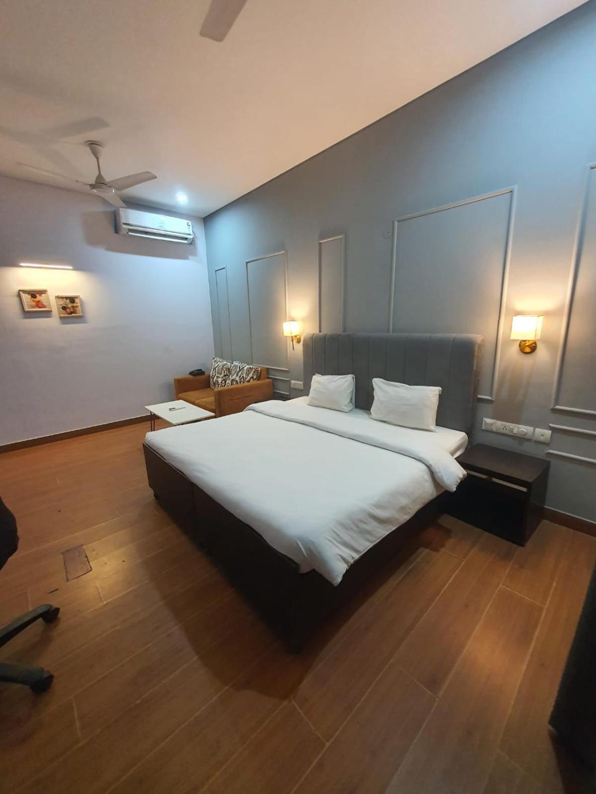 Mallenzo Suites Dlf Phase 1 Гургаон Екстериор снимка