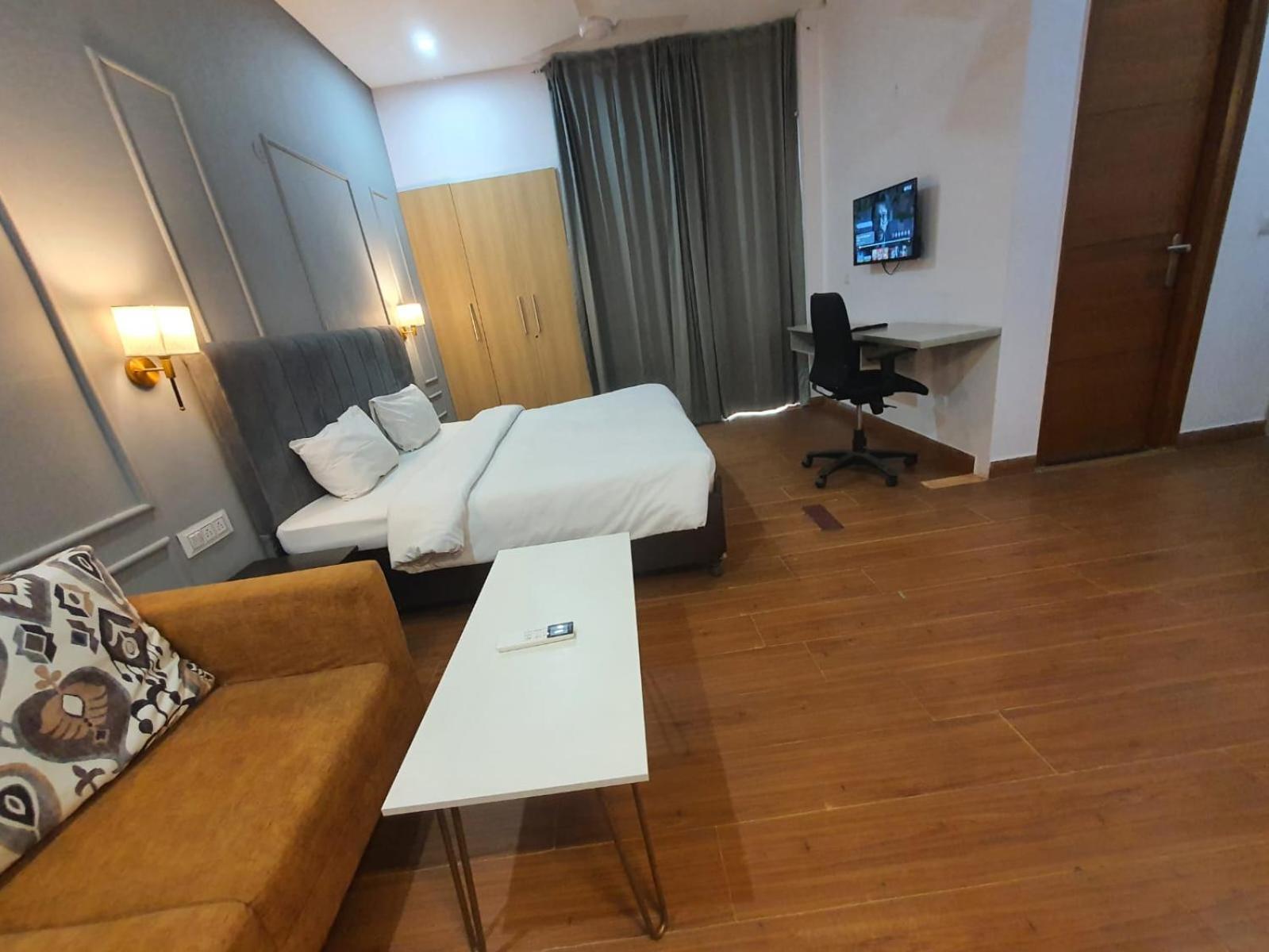 Mallenzo Suites Dlf Phase 1 Гургаон Екстериор снимка