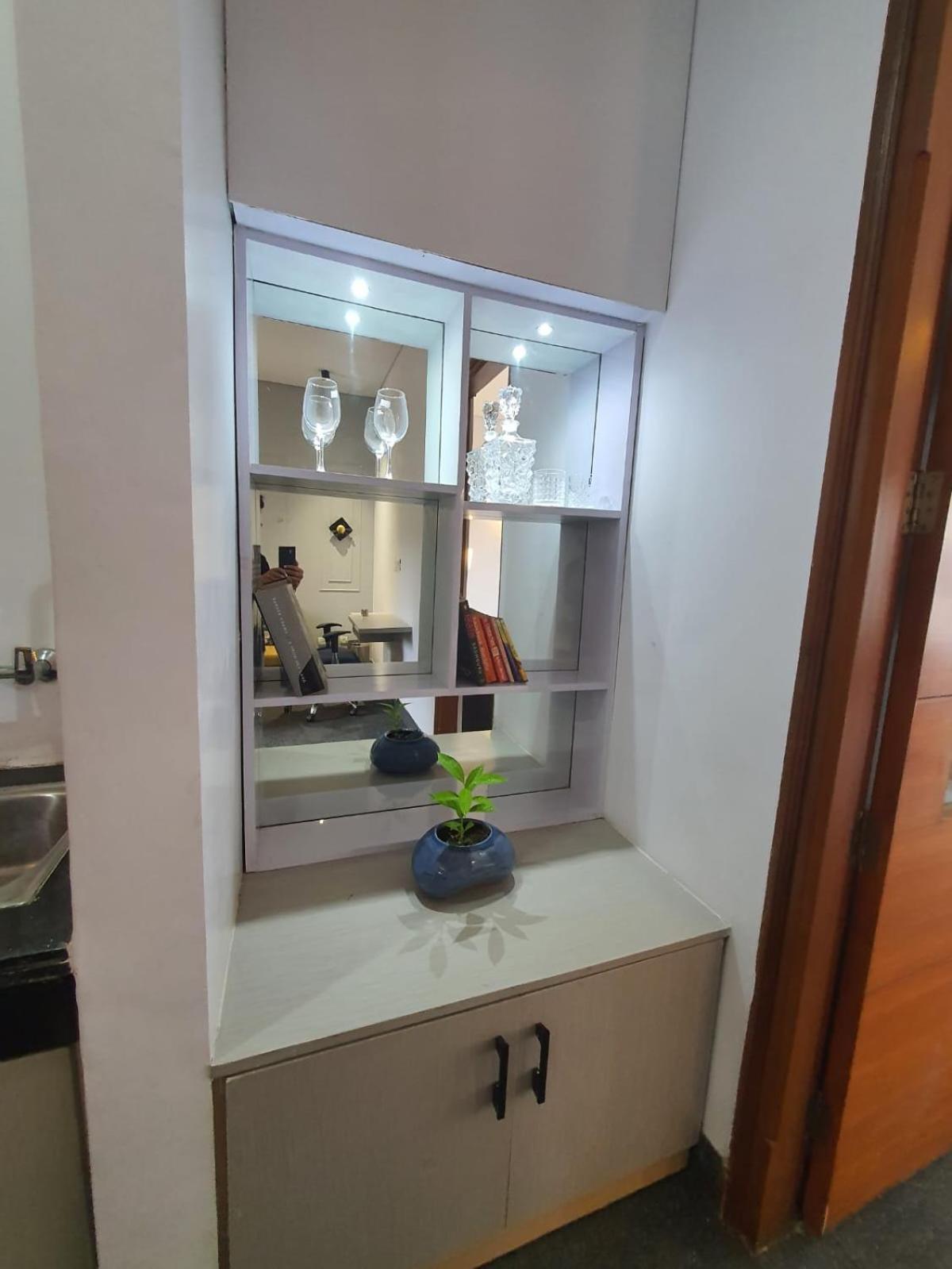 Mallenzo Suites Dlf Phase 1 Гургаон Екстериор снимка