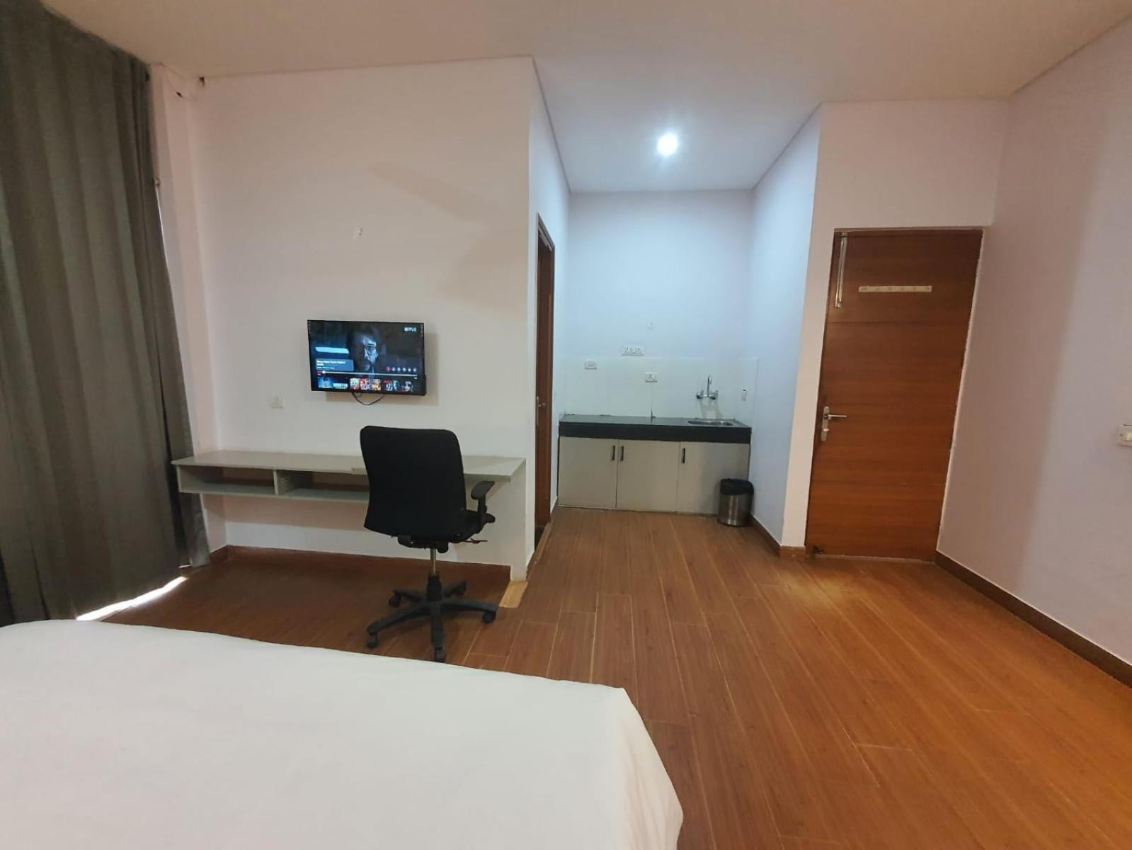 Mallenzo Suites Dlf Phase 1 Гургаон Екстериор снимка