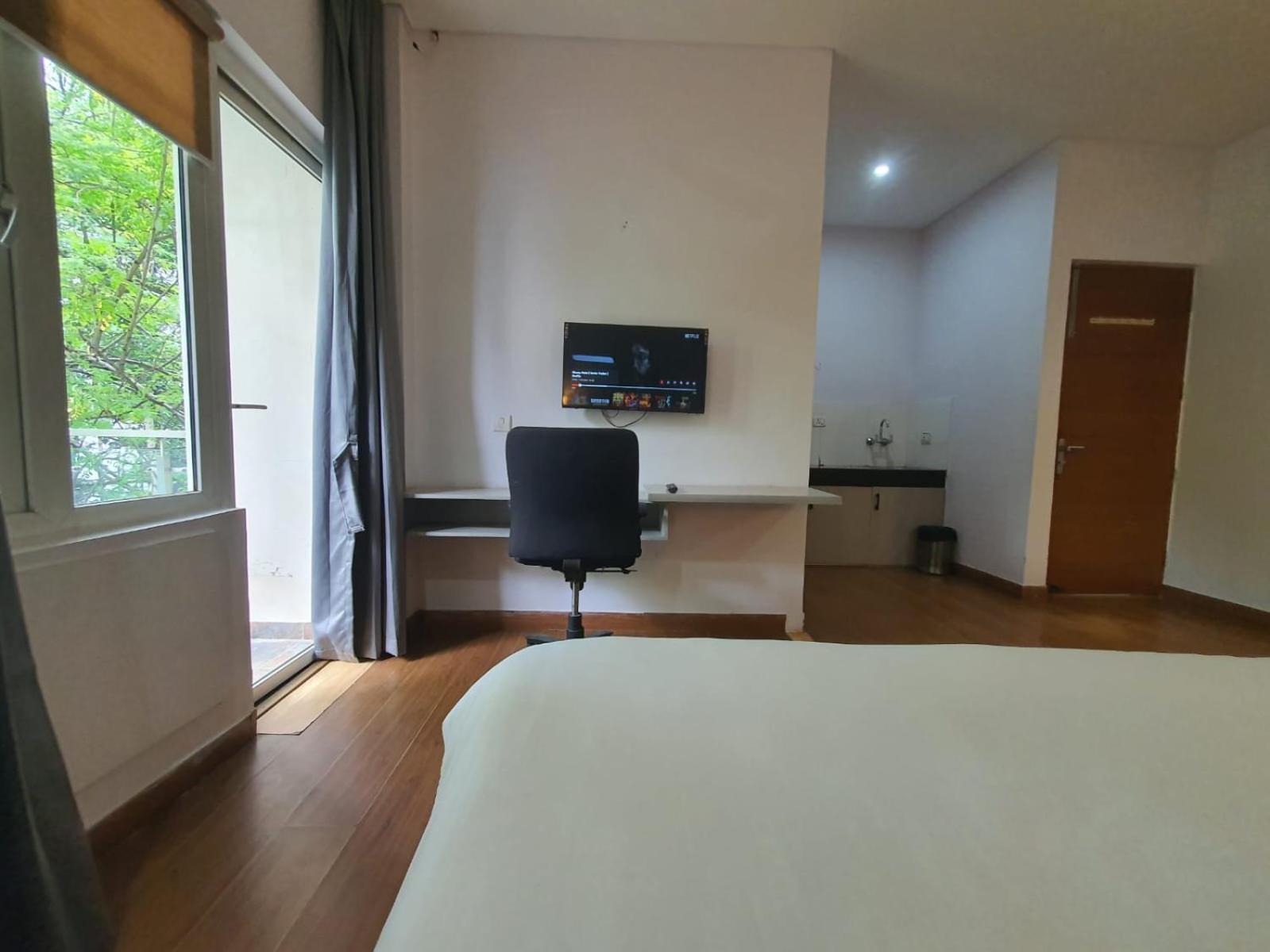 Mallenzo Suites Dlf Phase 1 Гургаон Екстериор снимка