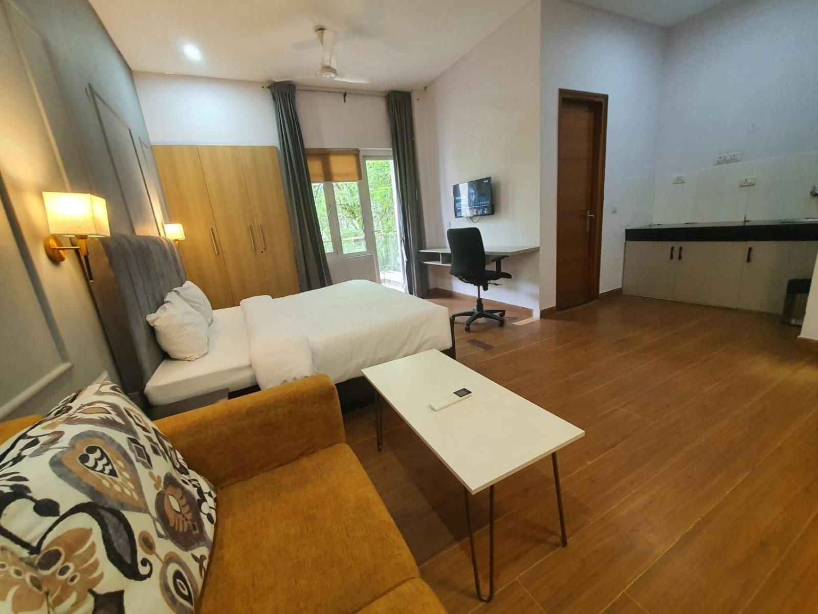 Mallenzo Suites Dlf Phase 1 Гургаон Екстериор снимка