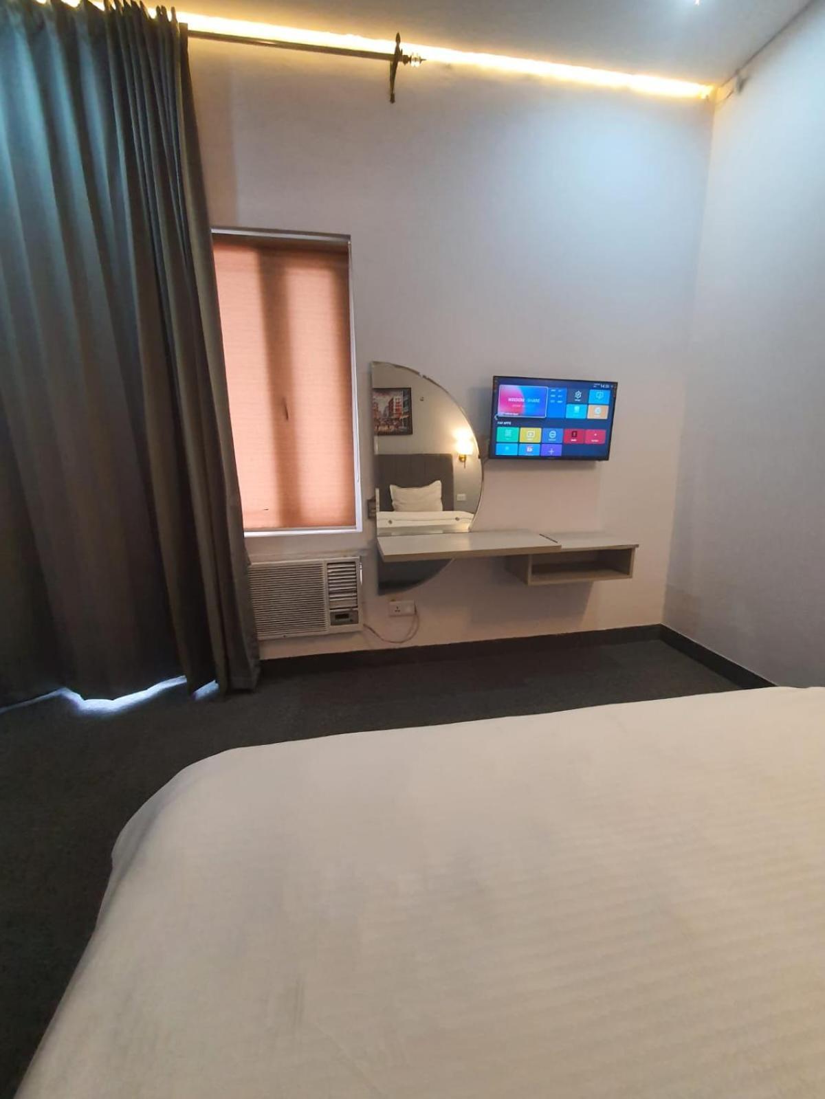 Mallenzo Suites Dlf Phase 1 Гургаон Екстериор снимка