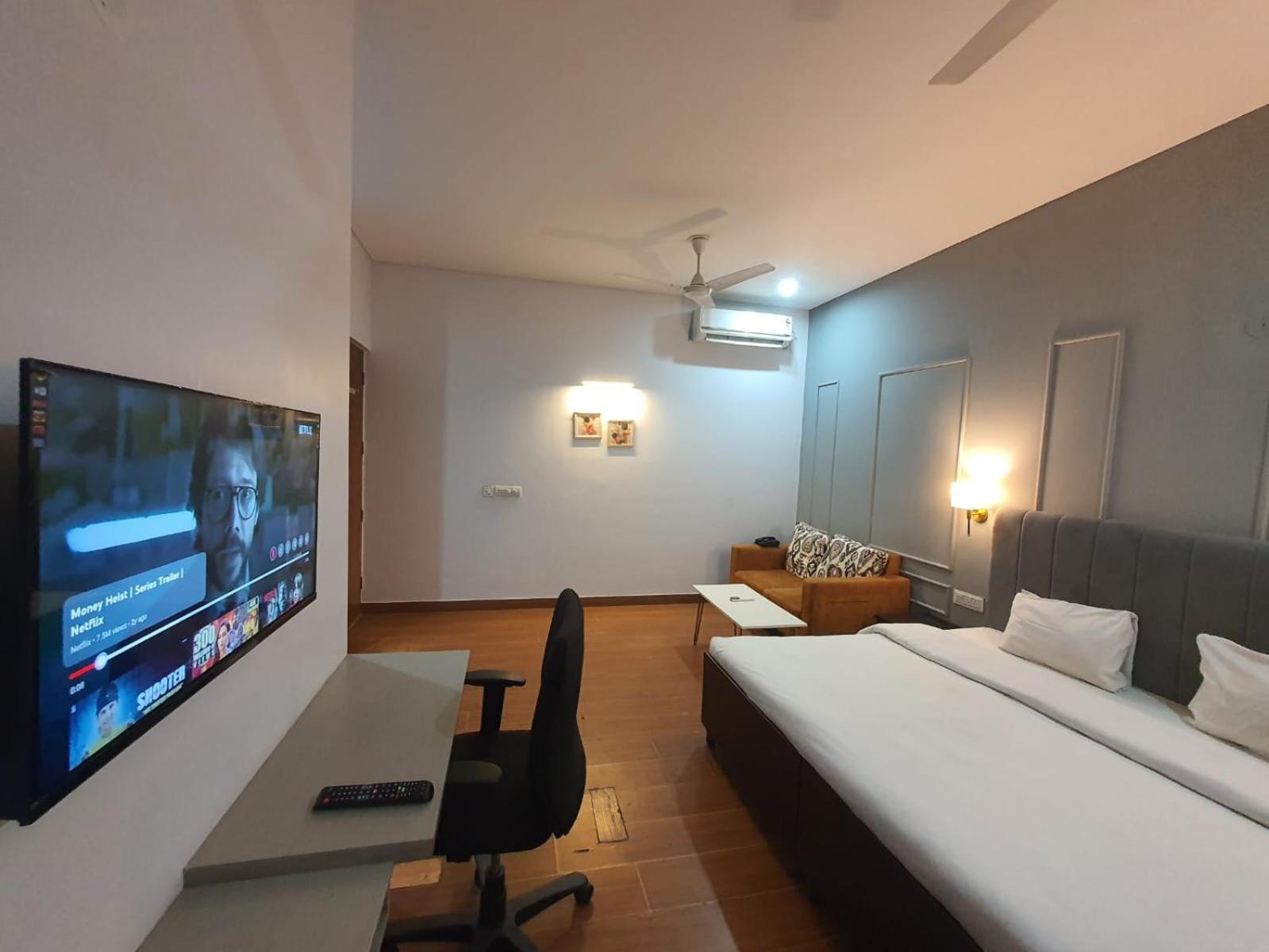 Mallenzo Suites Dlf Phase 1 Гургаон Екстериор снимка