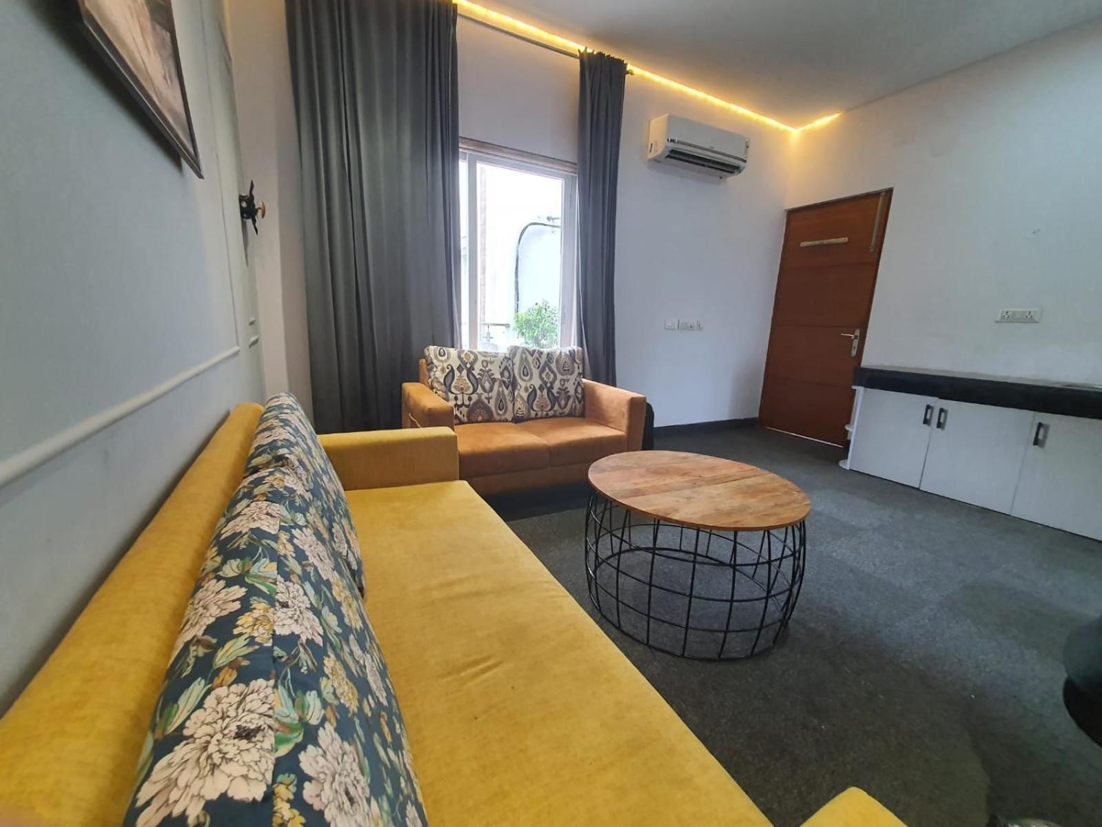 Mallenzo Suites Dlf Phase 1 Гургаон Екстериор снимка