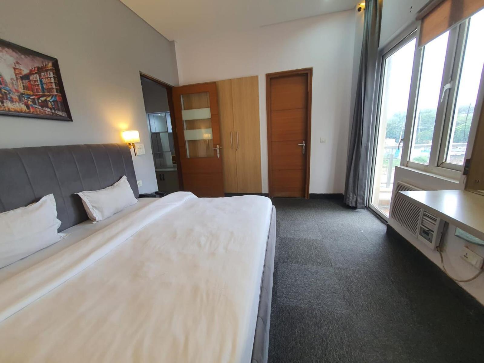 Mallenzo Suites Dlf Phase 1 Гургаон Екстериор снимка